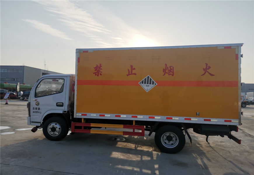 東風(fēng)多利卡易燃氣體廂式運輸車